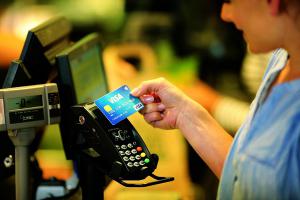 MasterCard dynamicznie rozwija program Display Card poprzez dwa wdrożenia w rumuńskich bankach