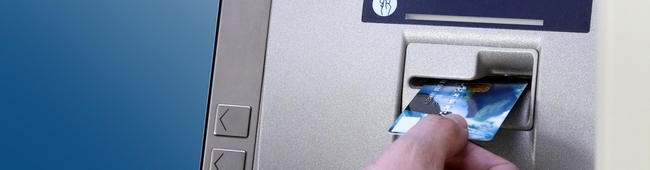 Banki blokują wypłaty z części bankomatów za granicą